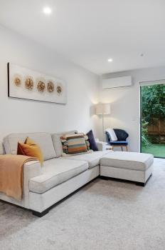 Chic Te Atatū Gem - Modern 2BR Townhouse, Auckland (photo 5)