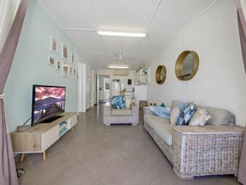 2 Bedroom - APARTMENT OPPOSITE BEACHFRONT, Yeppoon (foto 3)