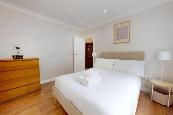 Lovely 2 Bed With Backyard 20 Min to Tooting Station, London (photo 3)