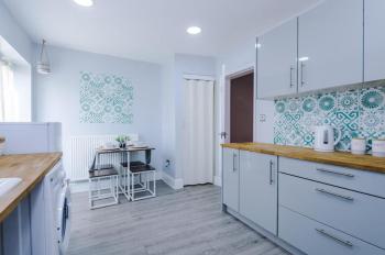 Stylish 3BR-Colourful-Sleeps 5, Manchester (photo 4)