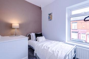 Stylish 3BR-Colourful-Sleeps 5, Manchester (photo 5)