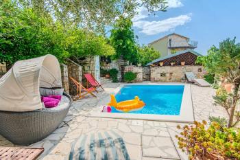Rustical Vila VERDE with traditional Tavern & Pool, Jasenice (foto 3)