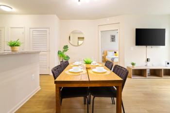 Comfort & Convenience in Trendy Crystal City Loft, Arlington (foto 5)