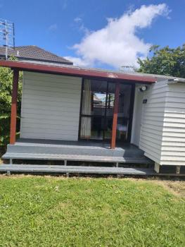 2 double beds including 1 double sofa bed Garden Chalet, 7A, Auckland (photo 3)