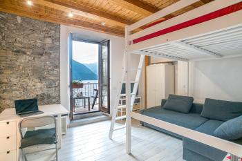 GuestHost - Lovely studio with balcony a few mt from the lake, Nesso (foto 2)