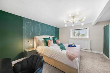 New! - The Most Central and Lux Whitby House - Hot-Tub, Whitby (photo 3)