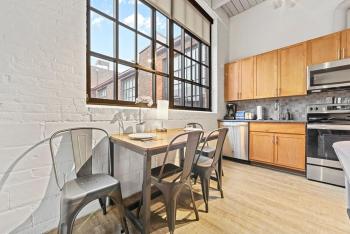 Charming DT Loft l Parking l Fast Wi-Fi l Café, Cleveland (foto 2)