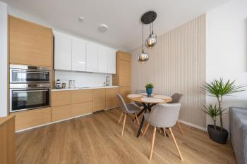 Central Bratislava Apt - Cozy Stay with Parking, Bratislava (Foto 3)