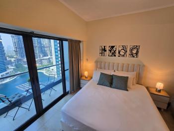 Click Stay - JLT - Entire Studio & Balcony Lakes view Apartment -NA, Дубай (фото 2)