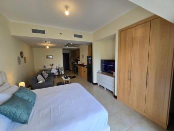 Click Stay - JLT - Entire Studio & Balcony Lakes view Apartment -NA, Дубай (фото 4)