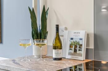 Athenaeum by Alt-Stay - 1 Bed Mezzanine Apartment Contractor and Relocation Accommodation with Fast Wi Fi, Netflix, Kitchen, Dishwasher, Laundry and Self Check In - Long Stay Ready with Weekly and Monthly Rates, Leeds (Foto 4)