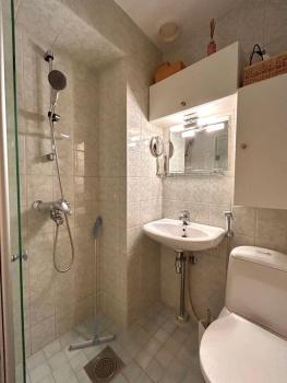 Cozy Top-Floor Studio in Trendy Punavuori, Quiet & Central, Helsinki (photo 5)