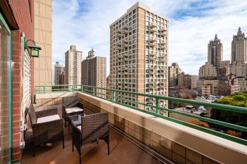 Contemporary 2 Bed 2 Bath Apt Bright and Sunny, New York (photo 2)