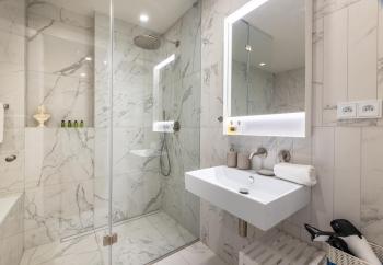 Modern Apartment in a Quiet Yet Central Location, Прага (фото 4)