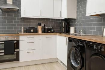 Spacious 2-Bed - Hospital & City Nearby Parking Pet Friendly, Exeter (photo 4)