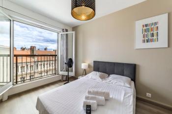 AllinLyon | Studio vue toits Presqu’île, Lyon (photo 2)
