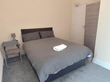 En-Suite Double-Bedroom in the Heart of Salford Manchester CR4 Perfect for Short Stays, Manchester (photo 2)