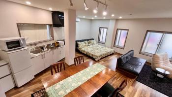 映画館みたいなお部屋で非日常体験 キッチン付きで家族も安心 1日1組限定貸切ステイ シンカイハウス, Izu (foto 2)