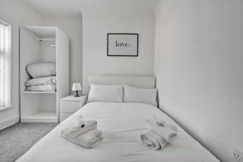Modern Liverpool Home - 1min walk to bus stop, Liverpool (photo 3)