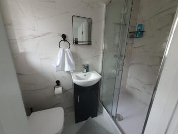 Private Room Sleeps 2 with Ensuite & Parking, Birmingham (photo 3)