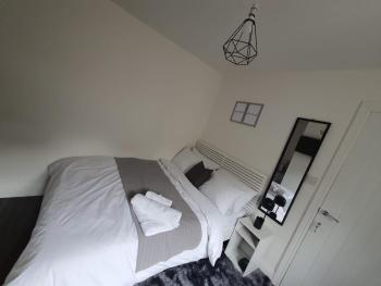 Private Room Sleeps 2 with Ensuite & Parking, Birmingham (photo 5)