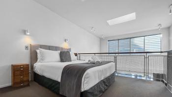 Parnell Escape l Enormous Loft Apartment l Shops, Auckland (photo 5)