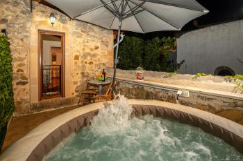 Villa Sofita with jacuzzi, Maroulás (photo 4)
