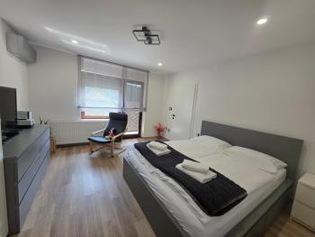 Apartment Break, Rob (photo 2)