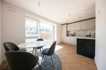 Modern 2 bed house in Hollystown with free parking, Dublin (zdjęcie 2)