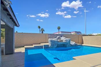 Luxurious 4BR, Firepit and Pool!, Las Vegas (photo 5)