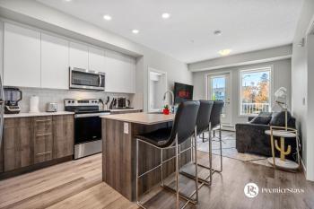 Executive Suite in Inglewood with 2 Bedroom Parking AC and King Bedroom, Calgary (photo 2)