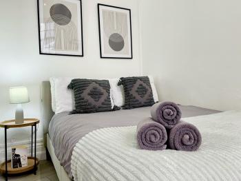 Modern 1-Bedroom Apartments near Shoreditch, Old Street & Hoxton by NourNest Apartments, London (photo 5)