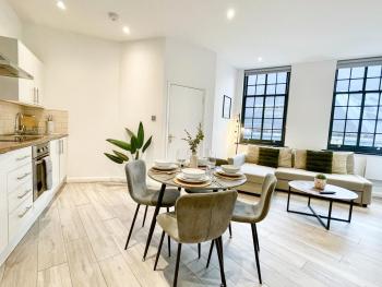 Modern 1-Bedroom Apartments near Shoreditch, Old Street & Hoxton by NourNest Apartments, London (photo 3)