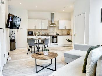Modern 1-Bedroom Apartments near Shoreditch, Old Street & Hoxton by NourNest Apartments, London (photo 2)