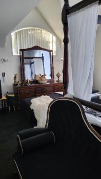 The Luxurious Manor - Very Large Bedroom with Private Ensuite, Auckland (photo 5)