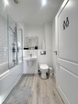 Eden Gateway full equipment brand new bright and modern En-suite Double bedroom - room 3 near city centre, Birmingham (photo 3)