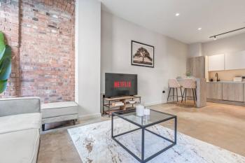 Stylish 2-Bed Apartment in Digbeth with Parking, Fast Wi-Fi, Guests 6, Birmingham (photo 3)