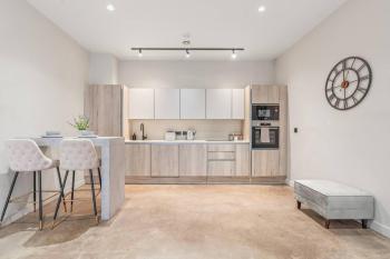 Stylish 2-Bed Apartment in Digbeth with Parking, Fast Wi-Fi, Guests 6, Birmingham (photo 2)