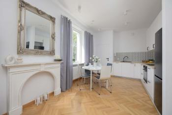 Stylish One Bedroom Apartment in Warsaw with Balcony by Noclegi Renters, Varsovie (photo 2)