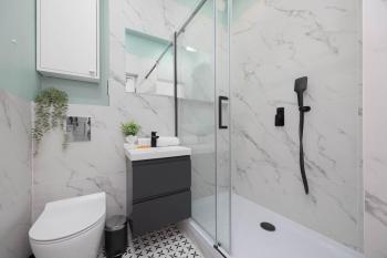 Stylish One Bedroom Apartment in Warsaw with Balcony by Noclegi Renters, Varsovie (photo 5)