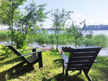 Minimalist riverside hideout, Riga (Foto 3)