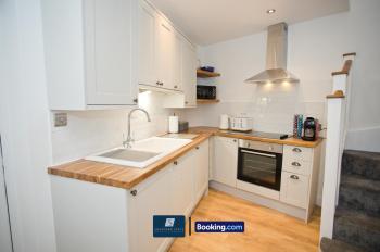 2 Bed House By Southern Stays Short Lets & Serviced Accommodation Bournemouth With Parking - Relocation & Family, 1km From The Beach, Bournemouth (Foto 2)