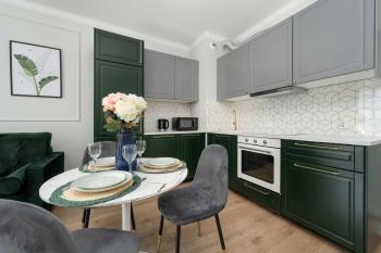 Dark Green Apartment in Wrocław Center with Desk and Balcony by Noclegi Renters, Вроцлав (фото 3)