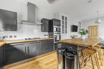 SPACIOUS & STYLISH 5-BEDROOM TOWNHOUSE IN DESIRABLE PEVERELL PLYMOUTH, Plymouth (photo 5)