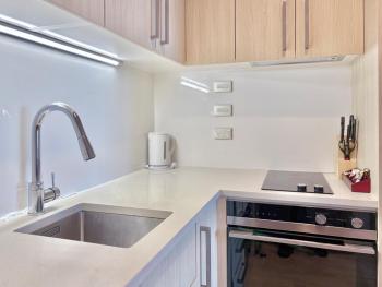 High-Floor 2BR Apt with Stunning Sky Tower Views, Auckland (photo 3)