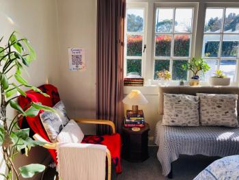 Spacious and Sunny Master Bedroom with shared bathrooms, Auckland (photo 5)