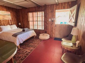 Room 2 - Downtown Joshua Tree Motel - Pet Friendly - Walk to Shops & Visitor Center, Minutes to Park Entrance, Joshua Tree (zdjęcie 4)