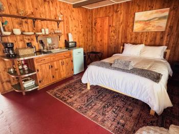 Room 2 - Downtown Joshua Tree Motel - Pet Friendly - Walk to Shops & Visitor Center, Minutes to Park Entrance, Joshua Tree (zdjęcie 2)