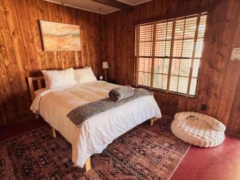 Room 2 - Downtown Joshua Tree Motel - Pet Friendly - Walk to Shops & Visitor Center, Minutes to Park Entrance, Joshua Tree (zdjęcie 5)