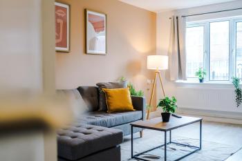 Modern 3 bedroom home - driveway parking for 2 vehicles, close to Manchester city centre, Manchester (photo 4)
